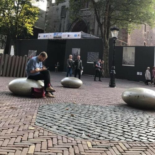 Op het Domplein in Utrecht. Onze betonnen zit-elementen in Smartie-vorm. Hiermee wordt ook direct een stukje veiligheid gecreëerd. Duurzaam en voordelig straat- stadsmeubilair
